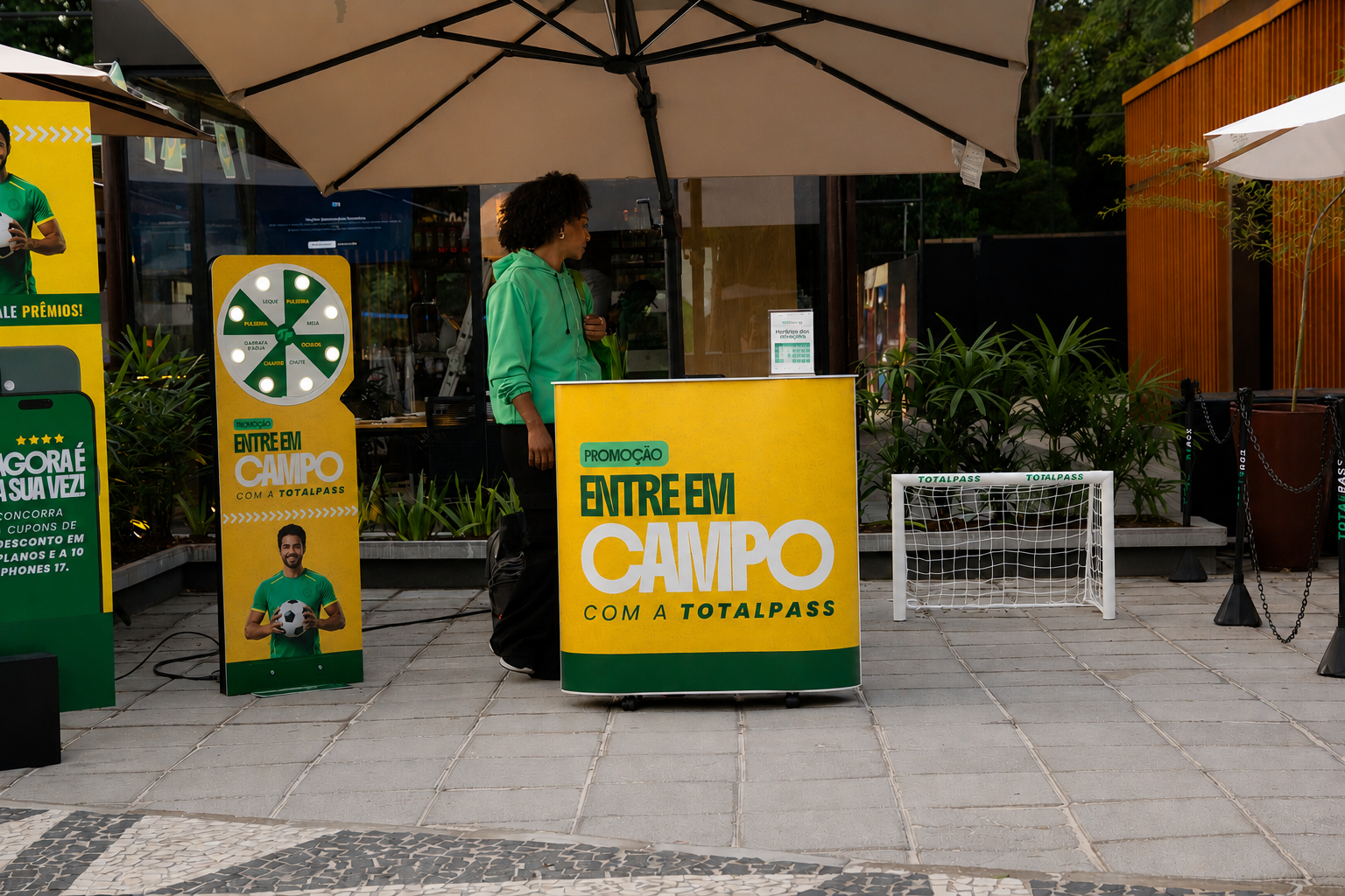 Ativação promocional TotalPass ao lado do Quiosque Concierge