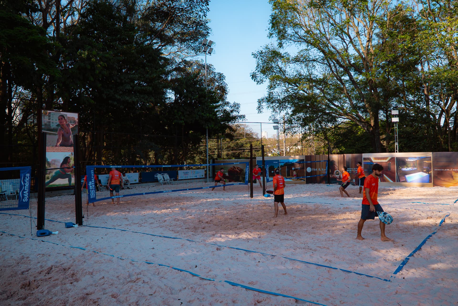 Jogadores em quadra durante etapa do São Paulo Beach Tennis Tour