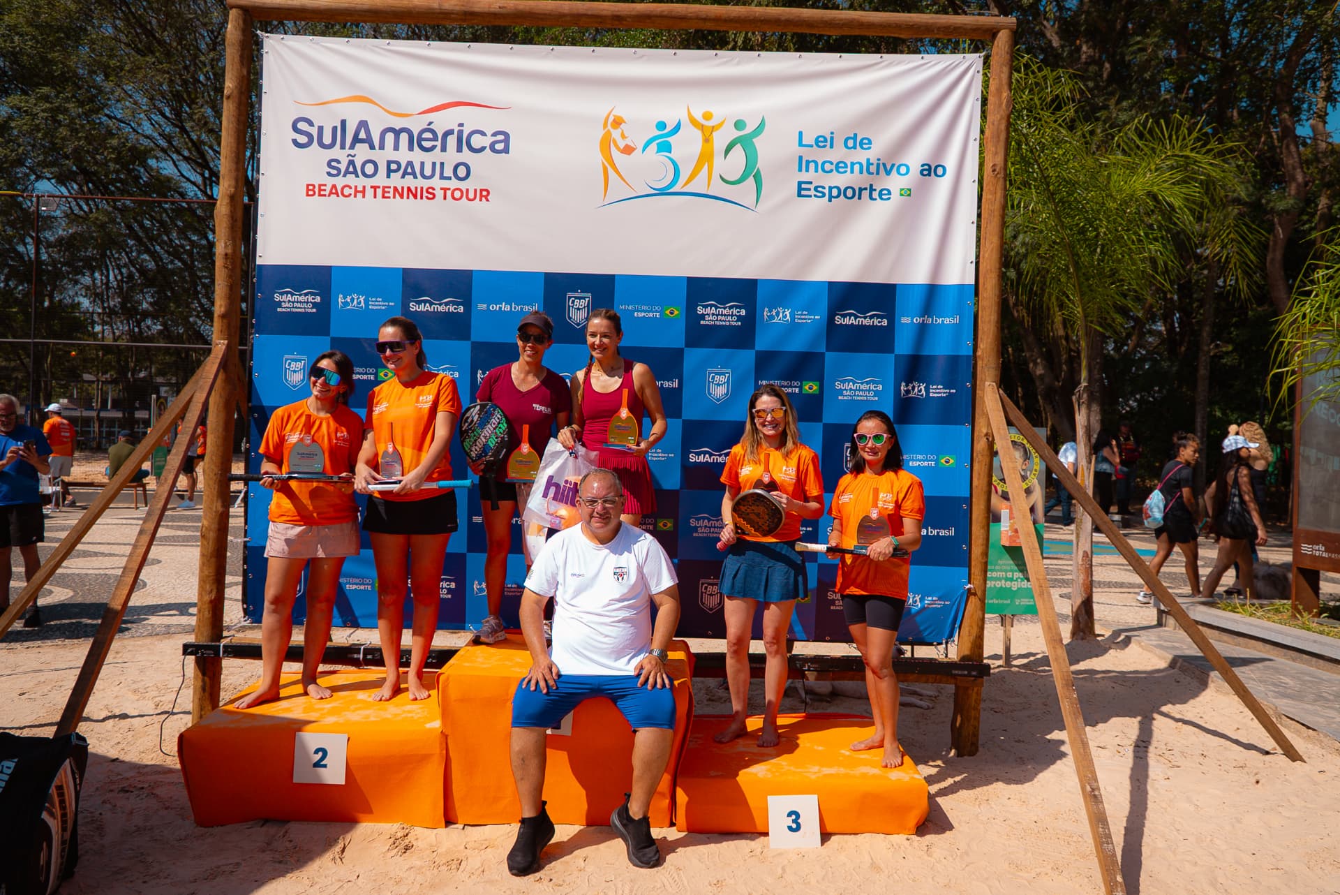 Pódio feminino com atletas premiadas no São Paulo Beach Tennis Tour