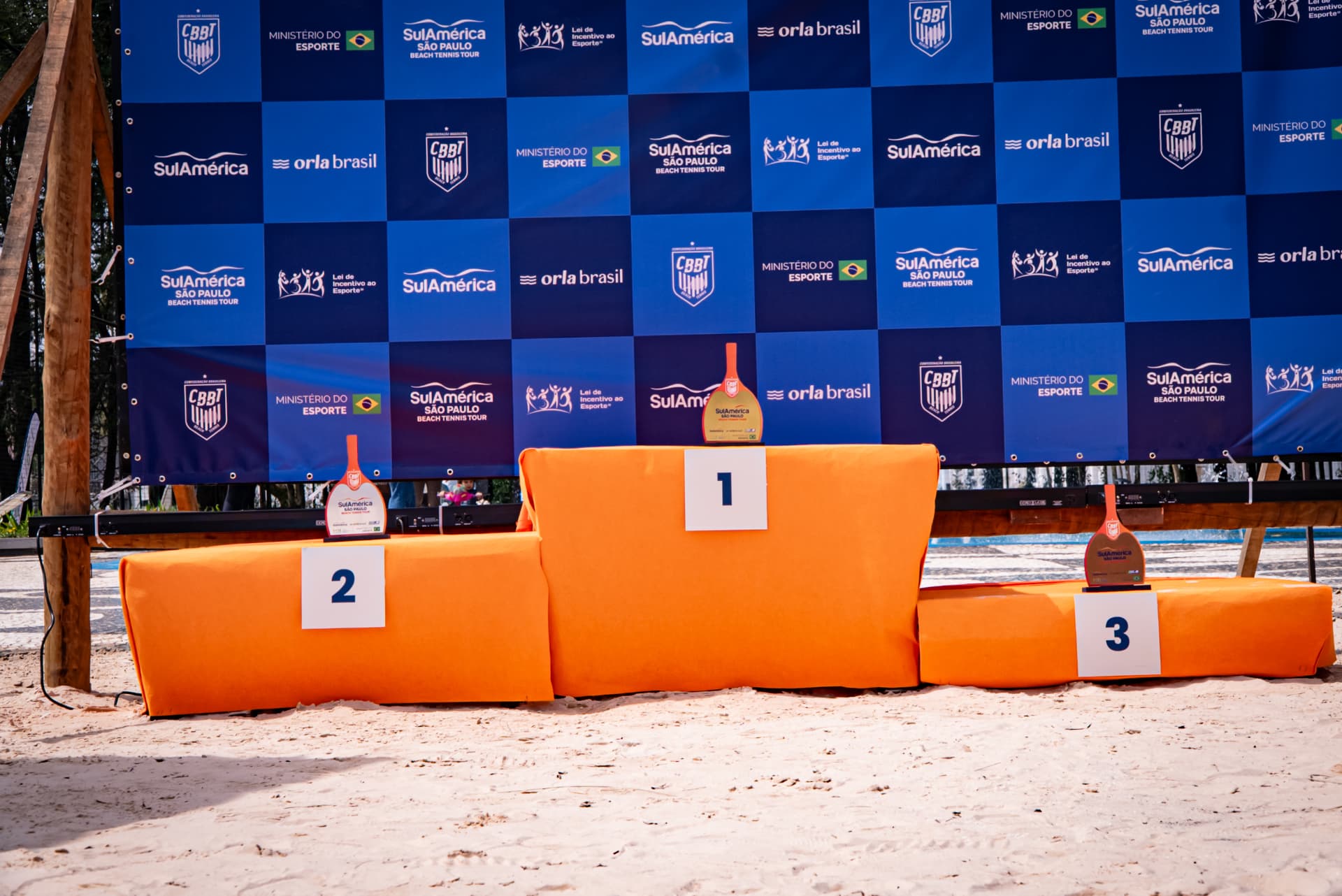 Pódio com painel de marcas patrocinadoras do evento