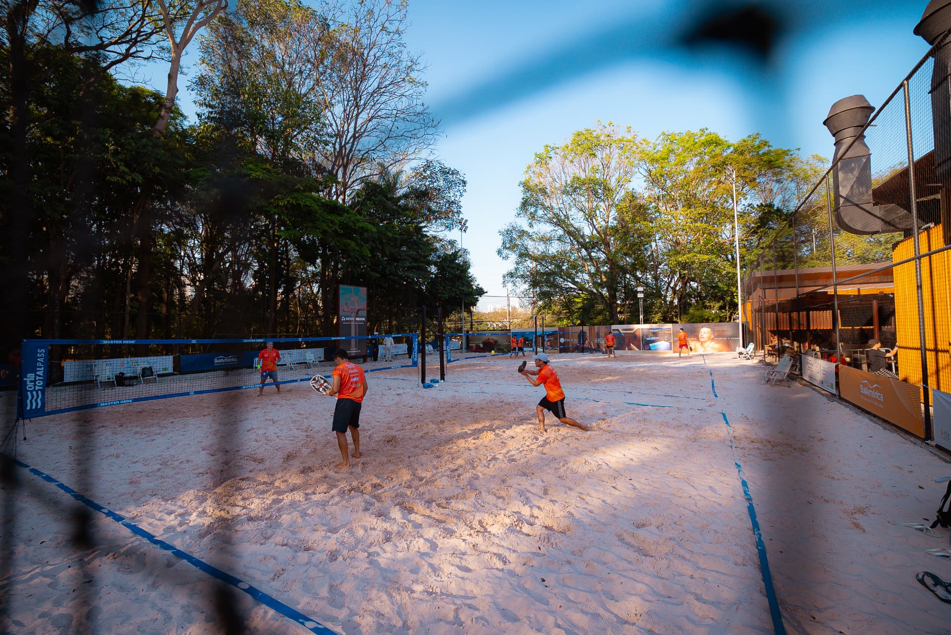 Quadras de beach tennis na Orla TotalPass durante etapa do circuito